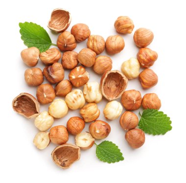 beyaz zemin üzerine lezzetli fındık