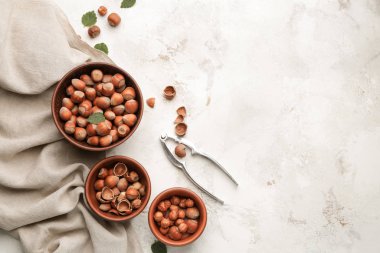 Hafif arka planda lezzetli fındıklı kaseler