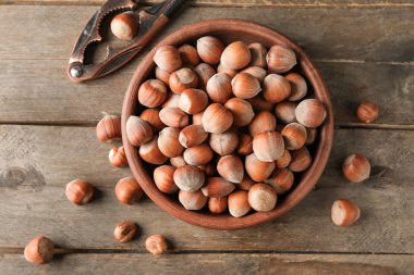 Tahta masada lezzetli fındıklı tabak.