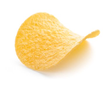 Beyaz zemin üzerine lezzetli patates cipsi