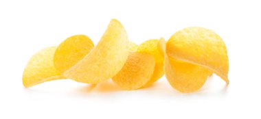 Beyaz zemin üzerine lezzetli patates cipsi