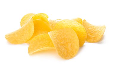 Beyaz zemin üzerine lezzetli patates cipsi