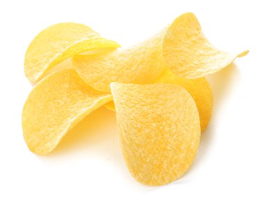 Beyaz zemin üzerine lezzetli patates cipsi