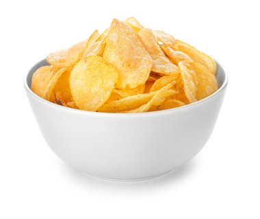 Beyaz arka planda lezzetli patates cipsli kase