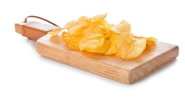 Beyaz arka planda lezzetli patates cipsi olan tahta
