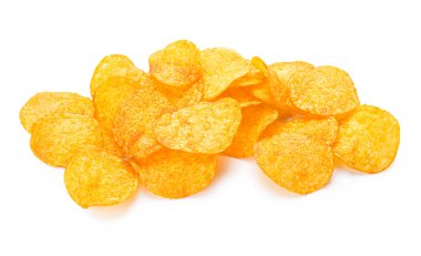 Beyaz zemin üzerine lezzetli patates cipsi