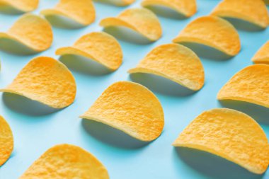 Lezzetli patates cipsi renk arka plan üzerinde