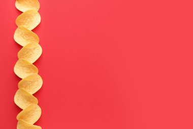 Lezzetli patates cipsi renk arka plan üzerinde