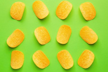 Lezzetli patates cipsi renk arka plan üzerinde