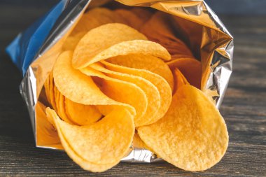 Masada lezzetli patates cipsi ile açık paket