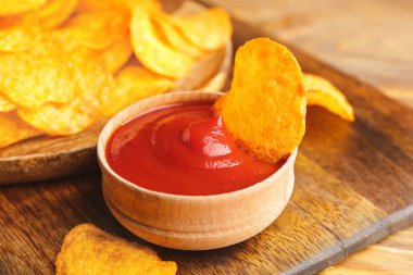 Lezzetli patates cipsi ve domates sosu.