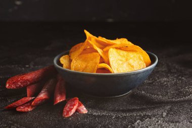 Lezzetli patates cipsi ve sosis tabağı.