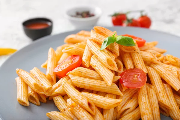 Chutné těstoviny s rajčatovou omáčkou na desce, closeup — Stock fotografie