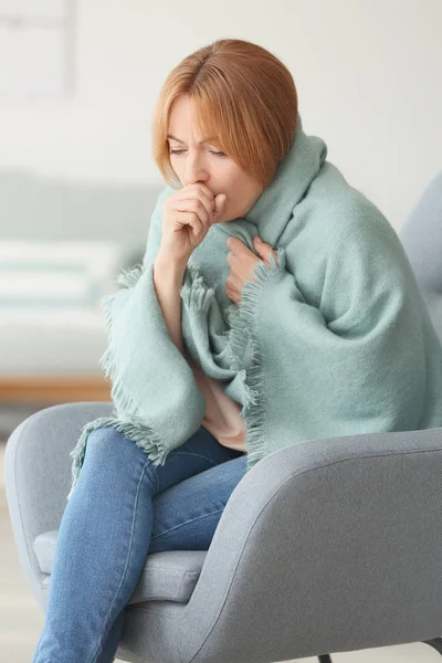 Schöne reife Frau zu Hause an Grippe erkrankt — Stockfoto