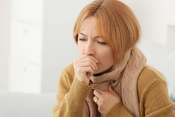Schöne reife Frau zu Hause an Grippe erkrankt — Stockfoto
