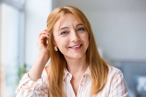 Portrait of beautiful mature woman in office — Stock Photo, Image