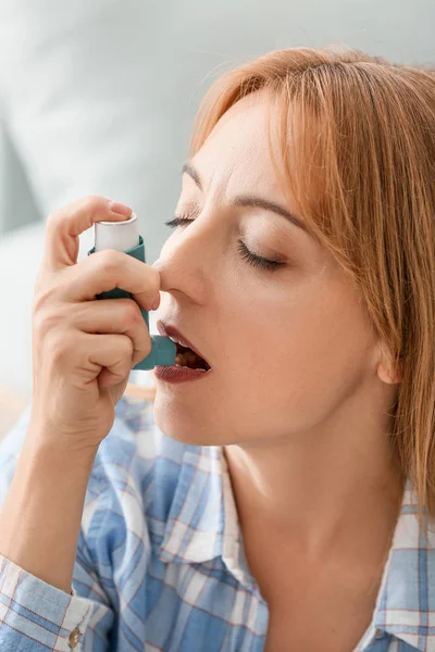 Wanita dewasa cantik dengan inhaler asma di rumah — Stok Foto