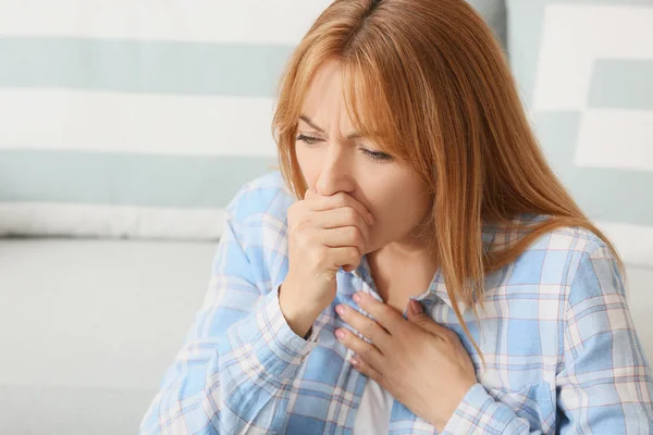 Schöne reife Frau zu Hause an Grippe erkrankt — Stockfoto