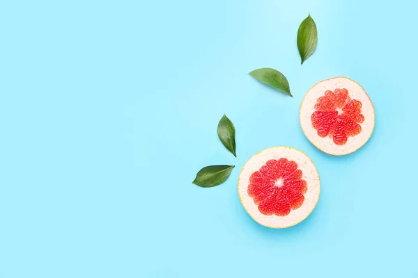Fresh cut grapefruit on color background — Stock Photo, Image