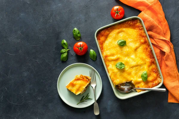 Gustose lasagne al forno su sfondo scuro — Foto Stock