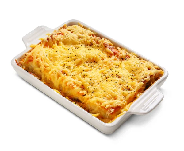 Piatto di cottura con gustose lasagne al forno su sfondo bianco — Foto Stock