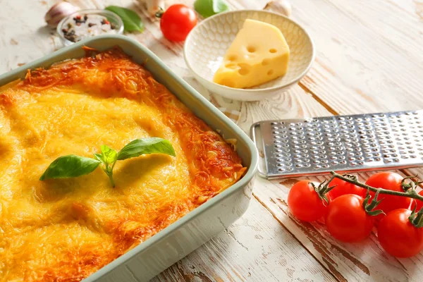 Deliziose lasagne al forno su tavolo di legno bianco — Foto Stock