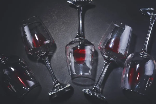 Copos de vinho no fundo escuro — Fotografia de Stock