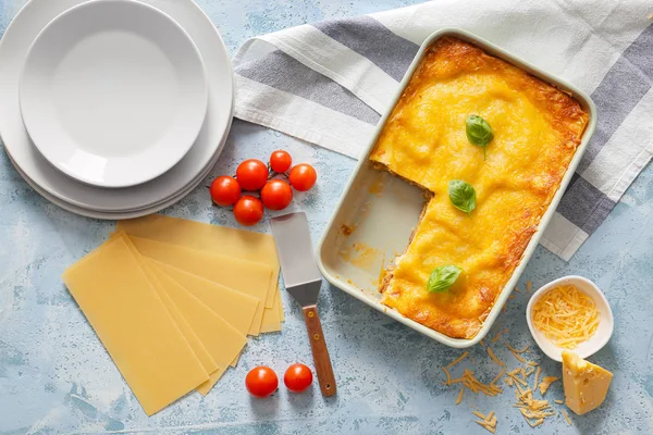 Tasty baked lasagna on color background — Stock Photo, Image