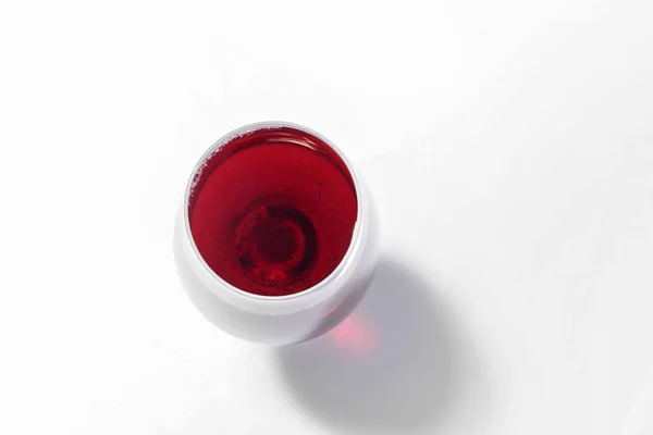 Copa con sabroso vino sobre fondo blanco, vista superior —  Fotos de Stock
