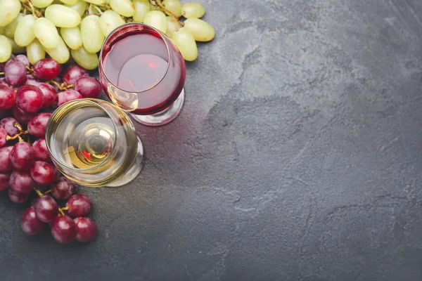 Glasses of different wine on dark background — Stock Photo, Image