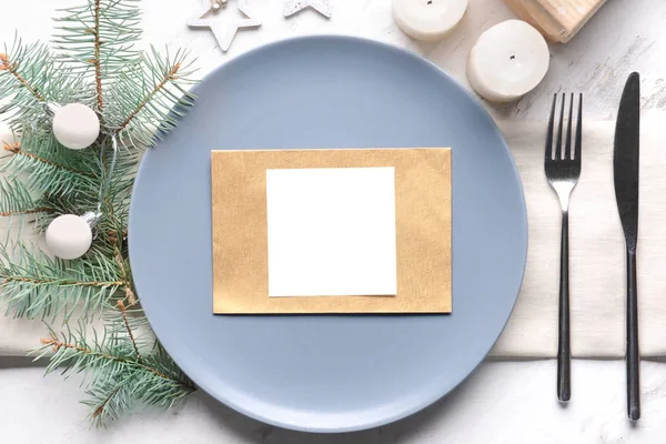 Hermosa mesa para la cena de Navidad sobre fondo blanco — Foto de Stock