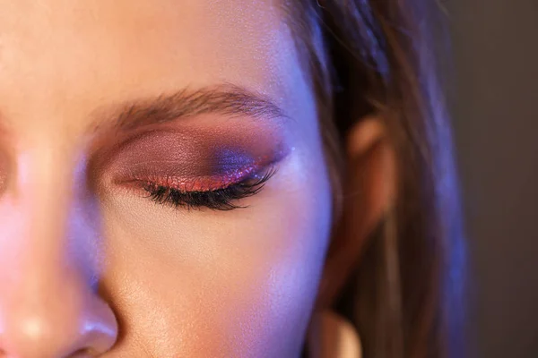 Giovane donna con trucco elegante, primo piano — Foto Stock