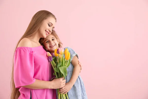 Niña saludando a su madre sobre fondo de color — Foto de Stock