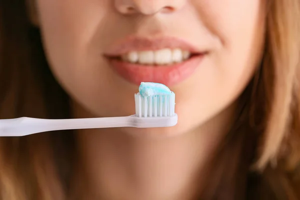Mladá žena čištění zubů, detailní záběr — Stock fotografie