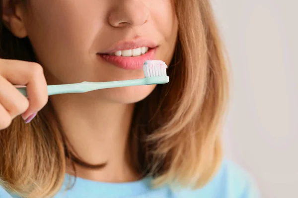 Młoda kobieta myje zęby, zbliżenie — Zdjęcie stockowe