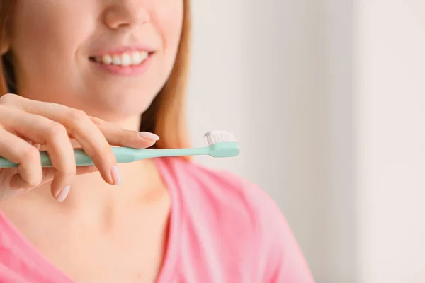 Jovem mulher escovar os dentes, close-up — Fotografia de Stock