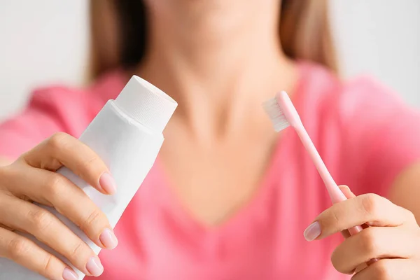 Mujer joven con cepillo de dientes y pasta, primer plano — Foto de Stock