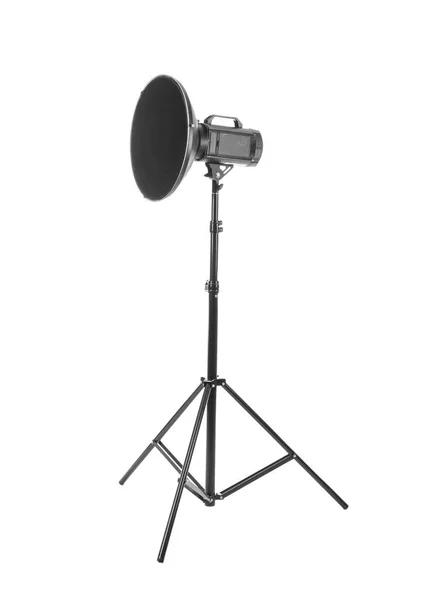 Professionele verlichtingsapparatuur voor fotostudio op witte achtergrond — Stockfoto