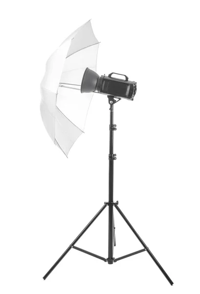 Professionell belysningsutrustning för fotostudio på vit bakgrund — Stockfoto