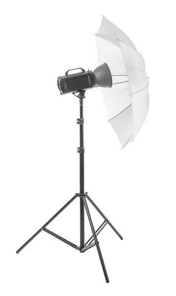 Professionele verlichtingsapparatuur voor fotostudio op witte achtergrond — Stockfoto
