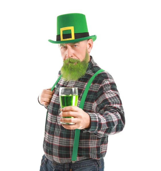 Rolig mogen man med glas öl på vit bakgrund. St. Patrick 's Day firande — Stockfoto