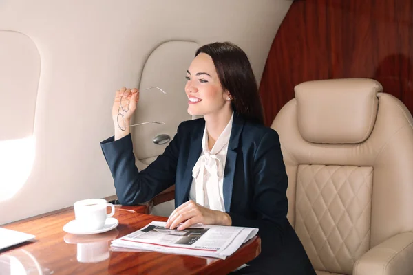 Бизнесмен на борту современного частного самолета — стоковое фото