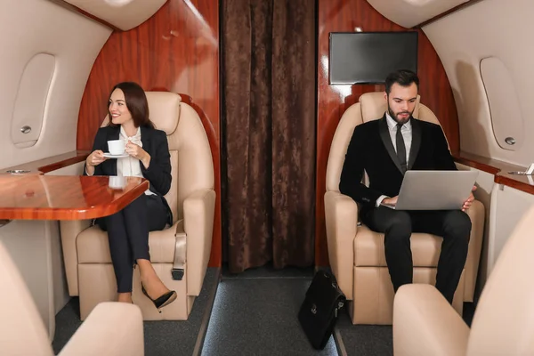 Compañeros de negocios a bordo del moderno avión privado — Foto de Stock