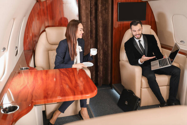 Коллеги по бизнесу на борту современного частного самолета
