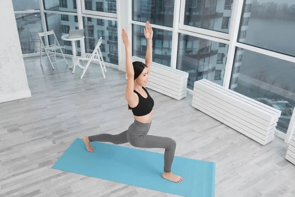 运动中的年轻女子练习瑜伽在健身房 — 图库照片