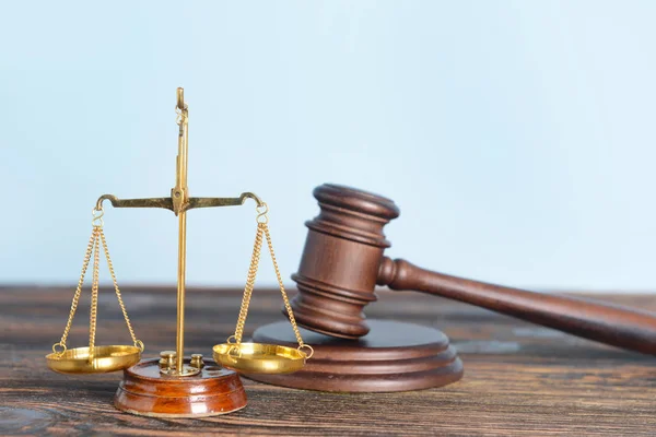Escalas de justiça e martelo do juiz na mesa de madeira — Fotografia de Stock