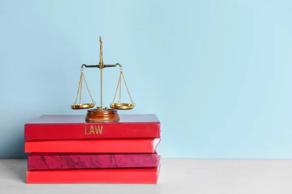 Oikeuden asteikot ja pöydällä olevat kirjat — kuvapankkivalokuva
