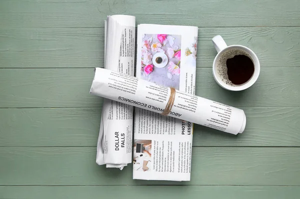 Εφημερίδες και φλιτζάνι καφέ σε ξύλινο φόντο — Φωτογραφία Αρχείου