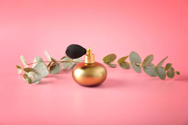 Egy üveg virágos parfüm színes háttér — Stock Fotó