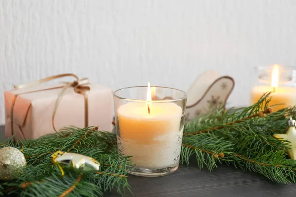 Belas velas acesas, decoração de Natal e ramos de abeto na mesa — Fotografia de Stock